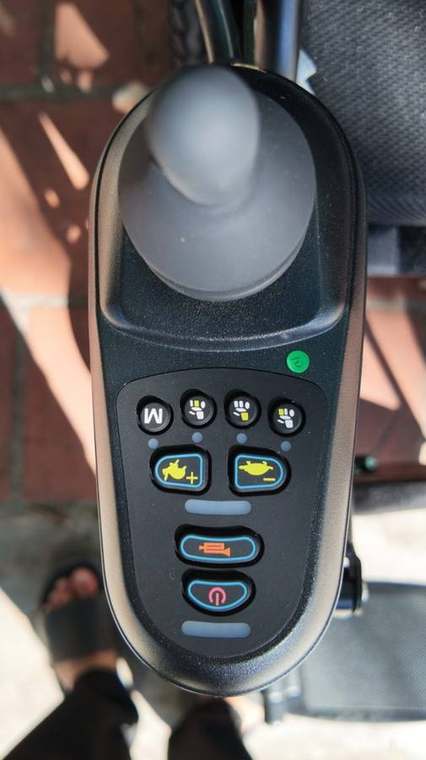 Cần gạt lắp được cả hai bên
